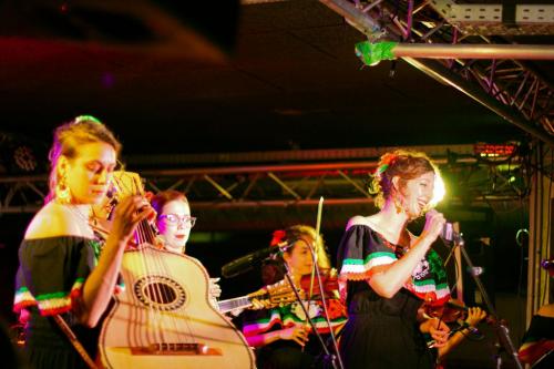 Mariachi-feminin-Las-Arrieras-Rachel-au-chant